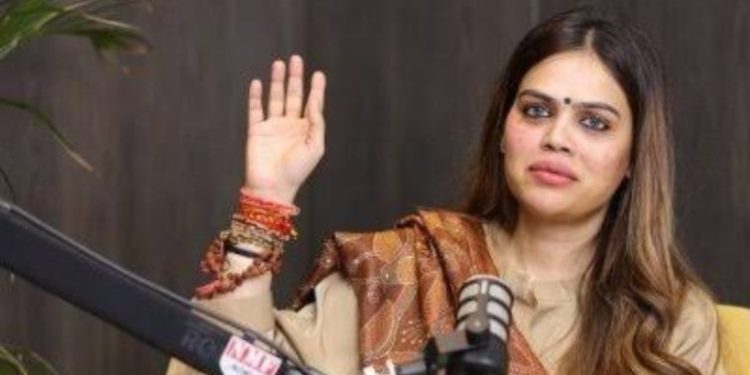 এই কট্টর হিন্দুত্ববাদী ব্যক্তিকে বিয়ে করতে চলেছেন নাজিয়া এলাহি খান, রাম মন্দিরে হবে সিঁদূরদান