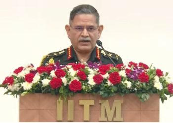 “অপারেশন সিন্দুরকে দাবা খেলার সঙ্গে তুলনা করে সেনাবাহিনী প্রধান বলেছেন : ‘প্রথমবারের মত আমরা আত্মবিশ্বাস, রাজনৈতিক দিকনির্দেশনা এবং রাজনৈতিক স্পষ্টতা দেখেছিলাম’