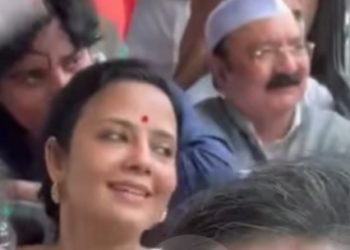 কাকে উড়ন্ত চুম্বন দিলেন তৃণমূল সাংসদ মহুয়া মৈত্র ?