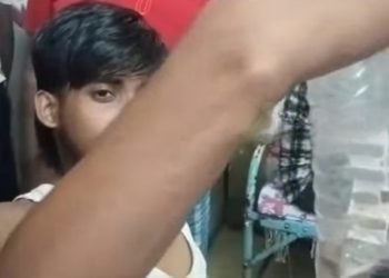 ঘুমন্ত অবস্থায় হাতে কামড়ে দিয়ে পকেটে ঢুকে পড়ল সাপ, সাপটি মেরে কৌটোয় ভরে সটান হাসপাতালে যুবক