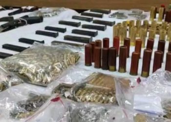 হাওড়ার খড়দহের একটি আবাসন থেকে বিপুল সংখ্যক আগ্নেয়াস্ত্র ও গোলাবারুদ উদ্ধার করল পুলিশ