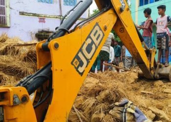 বাবা ও ঠাকুরদার স্মৃতি আঁকড়ে পৈত্রিক মাটির বাড়িতে বসবাস করতেন দম্পতি – বাড়ি ধসে একসাথে হারাতে হল প্রাণ