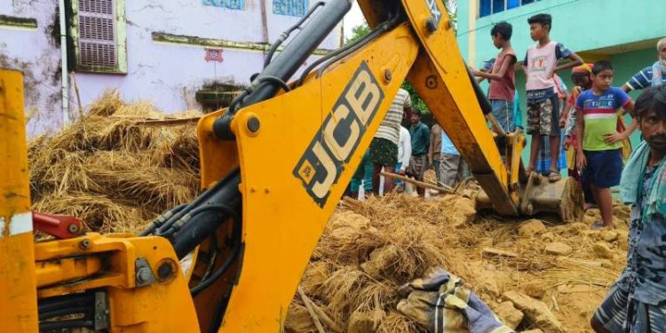 বাবা ও ঠাকুরদার স্মৃতি আঁকড়ে পৈত্রিক মাটির বাড়িতে বসবাস করতেন দম্পতি – বাড়ি ধসে একসাথে হারাতে হল প্রাণ