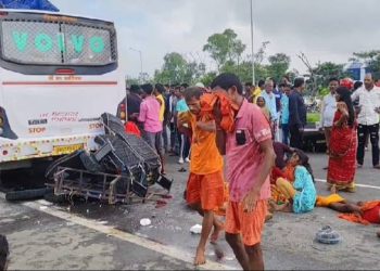 বর্ধমানে ভয়াবহ দুর্ঘটনায় ১১ জন পূণ্যার্থীর প্রাণহানীর নেপথ্যে এরাজ্যের দুর্বল ট্রাফিক ব্যবস্থা, পণ্যবাহী ট্রাক নিয়ম ভেঙে জাতীয় সড়কের উপরে দাড়িয়ে থাকলেও নির্বিকার পুলিশ