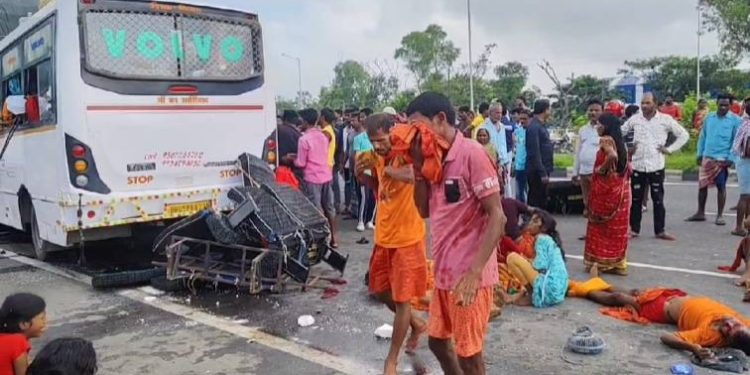 বর্ধমানে ভয়াবহ দুর্ঘটনায় ১১ জন পূণ্যার্থীর প্রাণহানীর নেপথ্যে এরাজ্যের দুর্বল ট্রাফিক ব্যবস্থা, পণ্যবাহী ট্রাক নিয়ম ভেঙে জাতীয় সড়কের উপরে দাড়িয়ে থাকলেও নির্বিকার পুলিশ
