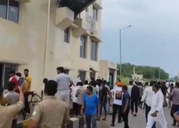 মিরাটে টোল প্লাজায় সেনা জওয়ানের উপর প্রাণঘাতী হামলা, ক্ষিপ্ত জনতার টোল প্লাজায় ভাঙচুর