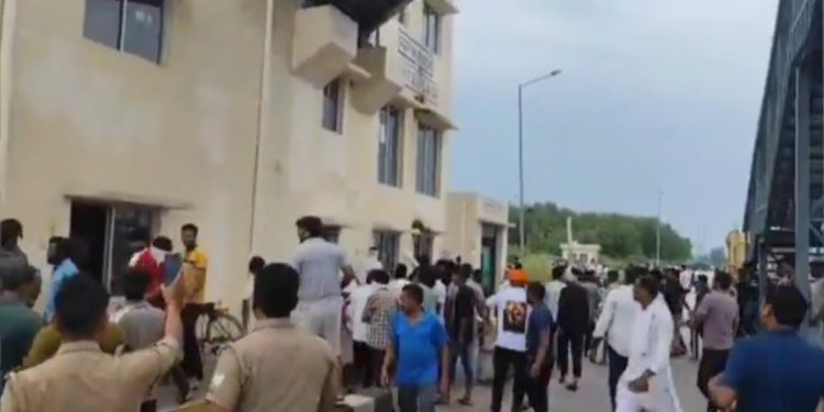 মিরাটে টোল প্লাজায় সেনা জওয়ানের উপর প্রাণঘাতী হামলা, ক্ষিপ্ত জনতার টোল প্লাজায় ভাঙচুর