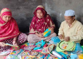 সূচিকর্মের মাধ্যমে জপমালার থলিতে হিন্দু দেবদেবীর রুপ ফুটিয়ে তুলে ইসকনের সন্ন্যাসীদের মন জয় করে নিয়েছেন হযরত