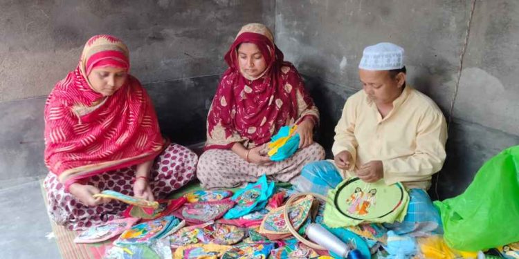 সূচিকর্মের মাধ্যমে জপমালার থলিতে হিন্দু দেবদেবীর রুপ ফুটিয়ে তুলে ইসকনের সন্ন্যাসীদের মন জয় করে নিয়েছেন হযরত