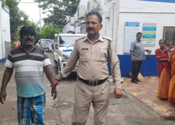 চুরি করা মালপত্র ফেরত দিতে বাধ্য করায় ২ প্রতিবাদীকে গাড়ির চাকায় পিষে খুনের চেষ্টার অভিযোগ, গ্রেপ্তার কাটোয়ার পিক আপ ভ্যান চালক