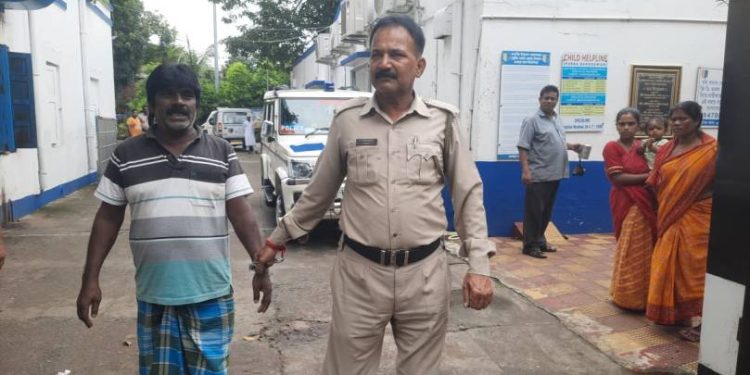 চুরি করা মালপত্র ফেরত দিতে বাধ্য করায় ২ প্রতিবাদীকে গাড়ির চাকায় পিষে খুনের চেষ্টার অভিযোগ, গ্রেপ্তার কাটোয়ার পিক আপ ভ্যান চালক