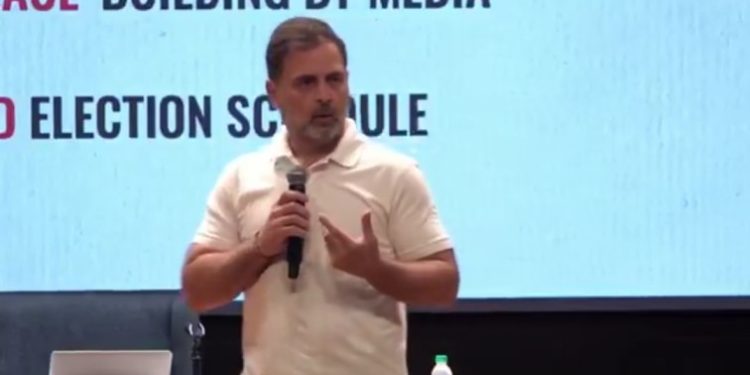 নির্বাচন কমিশনের বিরুদ্ধে ভোটার তালিকায় কারচুপির গুরুতর অভিযোগ তুলে ফেঁসে গেলেন কংগ্রেসের ‘যুবরাজ’ রাহুল গান্ধী