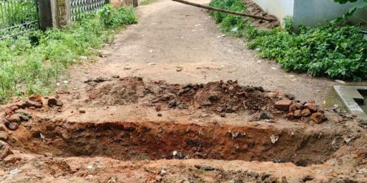 ‘হতশ্রী’ পথের ‘শ্রী’ ফেরানোর প্রতিশ্রুতি আদায় করতে পথের দুই প্রান্ত কেটে দিল গ্রামবাসীরা