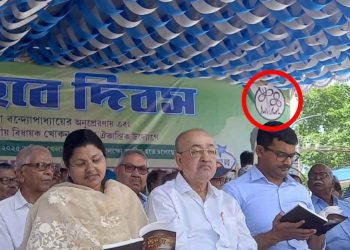 তৃণমূলের ঘাস ফুল প্রতীক সহযোগে তৈরি ‘খেলা হবে’ দিবসের মঞ্চে জেলাশাসক ও পুলিশ সুপারের উপস্থিতি ঘিরে বিতর্ক, নিতে হল ‘তৃণমূলের ক্যাডার’ তকমা