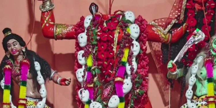 দিনহাটার সাহেবগঞ্জ গ্রামের দেবী ছিন্নমস্তাকে অত্যন্ত জাগ্রত বলে মনে করেন পূণ্যার্থীরা, অর্ধ শতাব্দী আগে কৌশিকী অমাবস্যায় দেবীর পূজোর সূচনায় জড়িয়ে আছে অলৌকিক কাহিনী