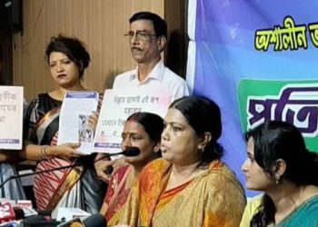 সিপিকে শুভেন্দুর মন্তব্যের নিন্দা করলেও বোলপুরের আইসির মা ও স্ত্রীকে অনুব্রতর ধর্ষণের হুমকি দেওয়ার প্রশ্নে মেজাজ হারালেন পুলিশের ঘরনিরা ; বিজেপির কথায় : “পরিবারকে নামিয়ে এনে পুলিশের রাজনৈতিক নাটক