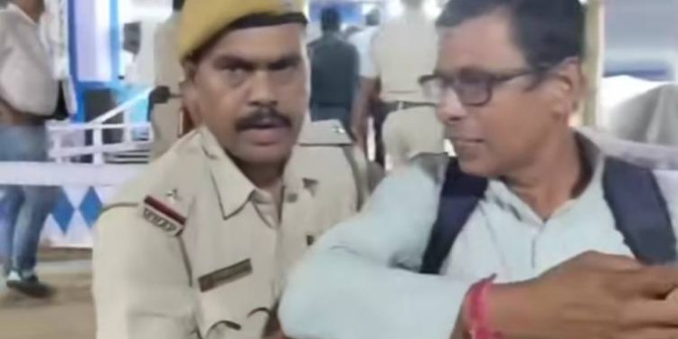 মুখ্যমন্ত্রীর সভার আগে খবর করতে যাওয়া সাংবাদিকদের সঙ্গে দুর্ব্যবহার, সাসপেন্ড এএসআই