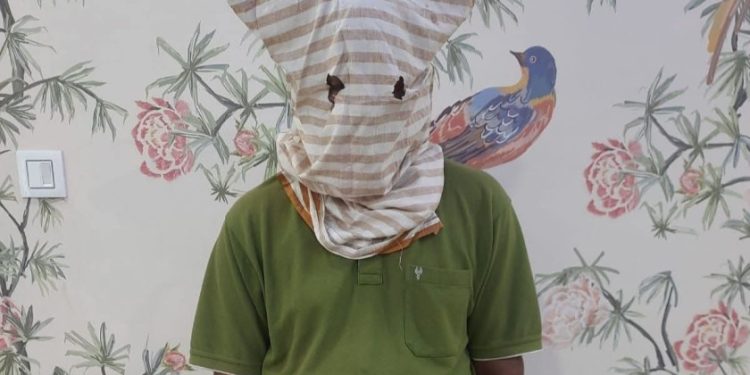 কেন্দ্রীয় ভিজিলেন্স কর্মকর্তা পরিচয় দিয়ে ব্যবসায়ীর সঙ্গে প্রতারণার অভিযোগে মঙ্গলকোট থানার পুলিশের হাতে গ্রেপ্তার হুগলির গৃহশিক্ষক প্রৌঢ় 