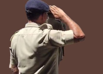 প্রেমের জালে ফাঁসিয়ে মহিলার সঙ্গে আপত্তিকর ব্যবহার, কাঠগড়ায় পুলিশ অফিসার  