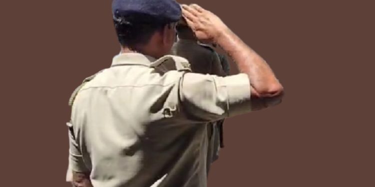 প্রেমের জালে ফাঁসিয়ে মহিলার সঙ্গে আপত্তিকর ব্যবহার, কাঠগড়ায় পুলিশ অফিসার  