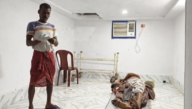 বাড়িতে ঘুমন্ত বাবাকে নৃশংসভাবে কুপিয়ে খুন করলো ছেলে