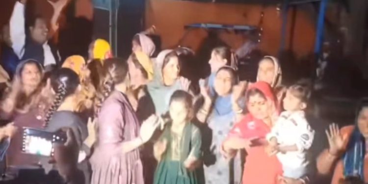 পাকিস্তান থেকে আগত প্রায় ৮০০ হিন্দু শরণার্থীকে সরিয়ে নেওয়ার আদেশ স্থগিত করেছে সুপ্রিম কোর্ট