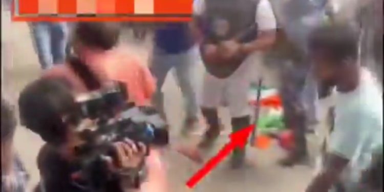 জাতীয় পতাকার অবমাননার অভিযোগে পুলিশকর্মীসহ সিপি মনোজ বর্মার বিরুদ্ধে মামলা দায়ের করল বিজেপি