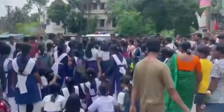 তমলুকের স্কুলের প্রধান শিক্ষককের বিরুদ্ধে দিনের পর দিন ধরে ছাত্রীদের শ্লীলতাহানির অভিযোগ