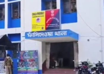 রাজ্য পুলিশের আর এক কীর্তি ফাঁস, ফাঁসিদেওয়ায় বাড়ি থেকে পালানোর কিশোরীকে উদ্ধার করতে আতঙ্কিত বাবার কাছেই চাওয়া হল গাড়ির তেলের দাম ! 