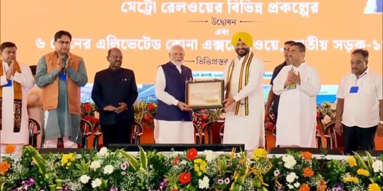 “টিএমসি-কংগ্রেস ক্ষমতার লোভে অনুপ্রবেশকে প্রশ্রয় দিচ্ছে, কিন্তু আমরা অনুপ্রবেশকারীদের ভারতে থাকতে দেবো না” : প্রধানমন্ত্রী নরেন্দ্র মোদী