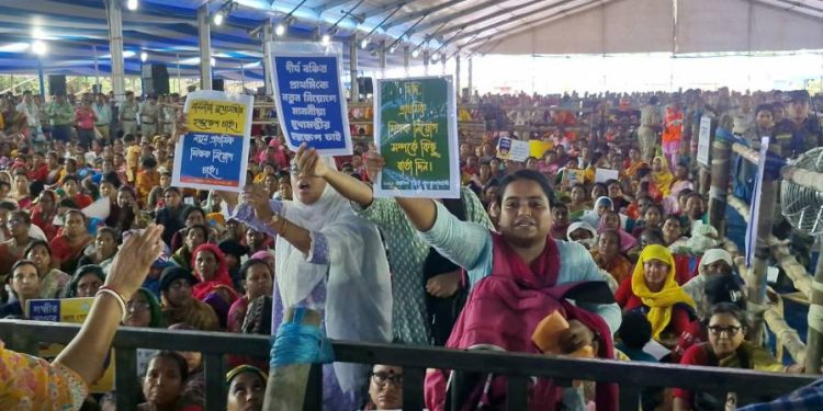 টেট উত্তীর্ণরা নিয়োগের দাবিতে প্ল্যাকার্ড হাতে বিক্ষোভ দেখায়েই হুলস্থুল পড়লো বর্ধমানে মুখ্যমন্ত্রীর সভায় 