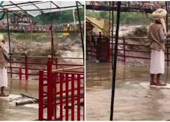 নদীর বিধ্বংসী ঢেউয়ের সামনে মন্দিরের চাতালে দাঁড়িয়ে উপাসনারত সন্নাসী : হিমাচলের হনুমান মন্দিরের ভিডিও ভাইরাল 