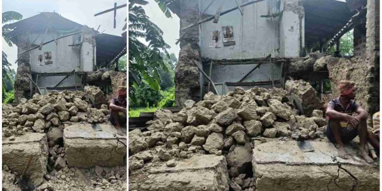 ধসে যাওয়া মাটির দেওয়ালের চাপে ভেঙে পড়ল বিদ্যুতের খুঁটি, তারের সংস্পর্শে এসে বিদ্যুৎস্পৃষ্ট হয়ে মারা গেলেন ভাতারের এক প্রৌঢ়