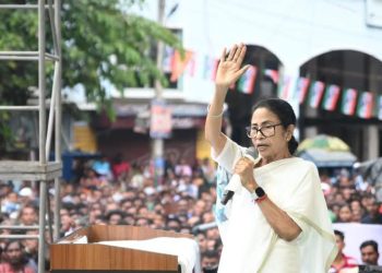 ভোটার তালিকায় কারচুপির জন্য সাসপেন্ড হওয়া অভিযুক্ত ২ ইআরও এবং ২ এইআরও-কে ‘প্রটেক্ট করার দায়িত্ব’ নিলেন মমতা ব্যানার্জি ; “সংবিধানের ৩২৪ থেকে ৩২৯ অনুচ্ছেদকে আক্রমণ” : বললেন শুভেন্দু অধিকারী