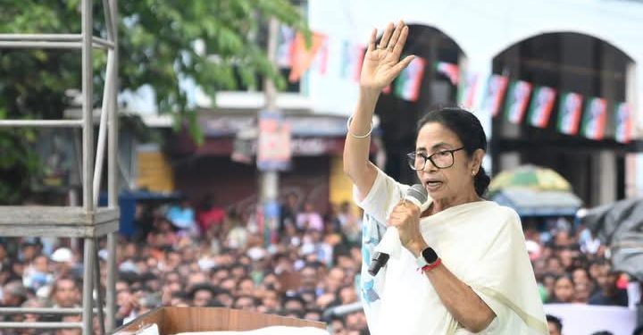 ভোটার তালিকায় কারচুপির জন্য সাসপেন্ড হওয়া অভিযুক্ত ২ ইআরও এবং ২ এইআরও-কে ‘প্রটেক্ট করার দায়িত্ব’ নিলেন মমতা ব্যানার্জি ; “সংবিধানের ৩২৪ থেকে ৩২৯ অনুচ্ছেদকে আক্রমণ” : বললেন শুভেন্দু অধিকারী