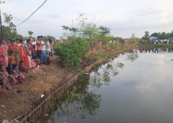 কাটোয়ার পানুহাটের দিঘিতে ডিঙি উলটে তলিয়ে গেলেন গৃহশিক্ষক সহ ২ 