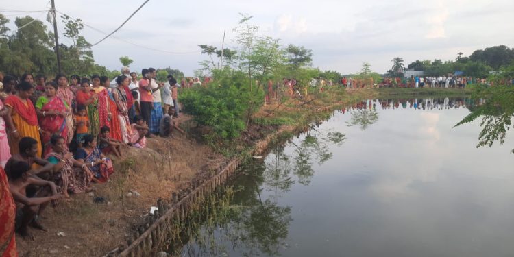 কাটোয়ার পানুহাটের দিঘিতে ডিঙি উলটে তলিয়ে গেলেন গৃহশিক্ষক সহ ২ 