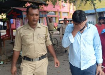 নির্বাচন কমিশন অনুমোদিত সংস্থার নাম করে বাড়ি বাড়ি ঘুরে ব্যক্তিগত তথ্য সংগ্রহের দায়ে গ্রেপ্তার যুবক 