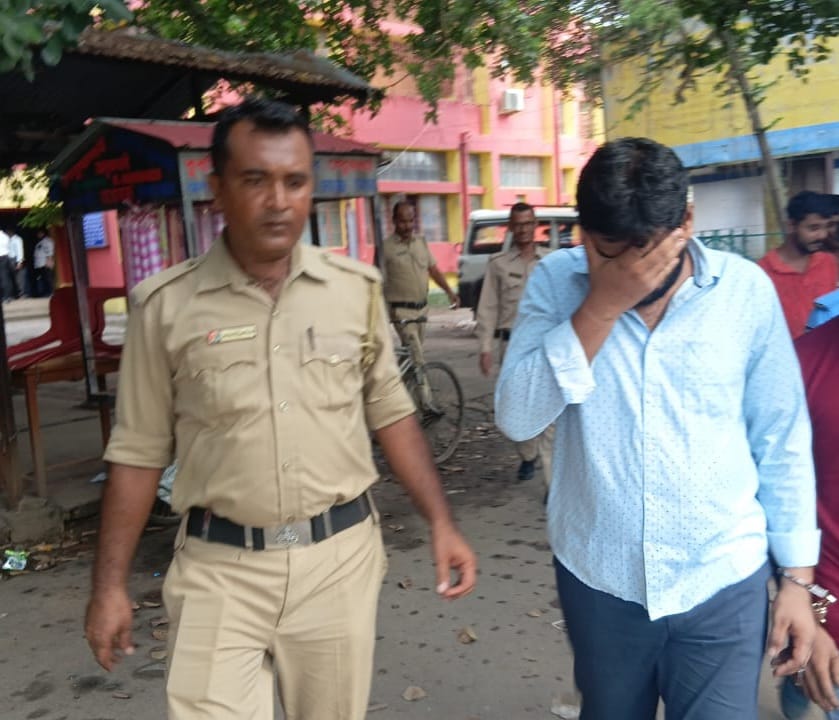 নির্বাচন কমিশন অনুমোদিত সংস্থার নাম করে বাড়ি বাড়ি ঘুরে ব্যক্তিগত তথ্য সংগ্রহের দায়ে গ্রেপ্তার যুবক 