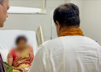 মেয়ের ধর্ষণ-খুনের ন্যায় বিচার না হওয়া পর্যন্ত শাঁখা-পলা পরবেন না আরজি করের ‘অভয়া’র মা