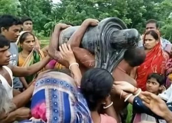 কবি মধুসূদন দত্তর কবিতায় উল্লিখিত কপোতাক্ষ নদী থেকে জালে উঠে এলো বিশালাকৃতির শিবলিঙ্গ