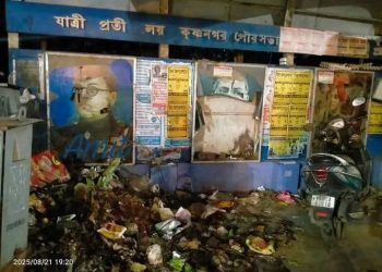 পচা আবর্জনার মাঝে নেতাজীর ছেঁড়া ছবি পোস্ট করে “তোলামূলের বাংলা ও বাঙালি প্রেমের” উদাহরণ দিলেন শুভেন্দু 