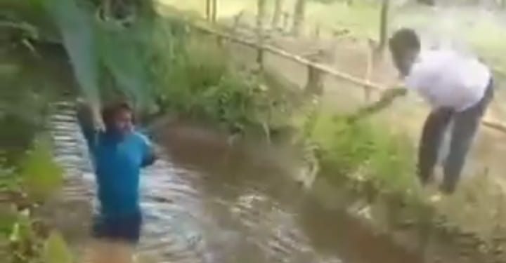 “৪০ টা মাল ধরাইয়া দিলি ক্যান” : পুলিশ মাদক ও আগ্নেয়াস্ত্র বাজেয়াপ্ত করায় ইনফর্মার সন্দেহে যুবককে নালায় ফেলে তালিবানি কায়দায় পেটালো তৃণমূল নেতা ও তার বাহিনী, ভিডিও শেয়ার করেছেন শুভেন্দু অধিকারী