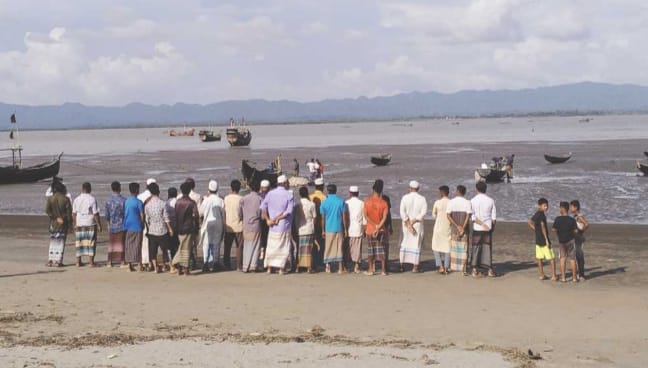 নাফ নদীর মোহনায় মাছ ধরতে যাওয়া অর্ধ শতাধিক বাংলাদেশি মাঝিকে ধরে নিয়ে গেছে আরাকান আর্মি 