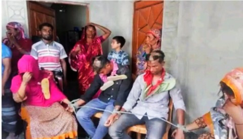 সৌদি প্রবাসী দুই ভাইয়ের স্ত্রীর সঙ্গে পরকীয়া করতে ঢুকেছিল দুই বন্ধু, স্থানীয়রা টের পেয়ে বাড়ি ঘিরে ফেলে, তারপর ইতিহাস 