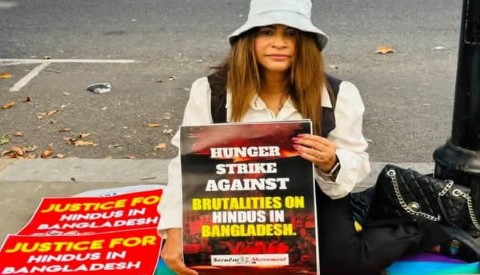 বাংলাদেশে হিন্দু নির্যাতনের প্রতিবাদ ও চিন্ময়কৃষ্ণ ব্রহ্মচারীর মুক্তির দাবিতে লন্ডনের রাস্তায় অনশনে বসলেন মানবাধিকার কর্মী পুষ্পিতা দাশ গুপ্ত