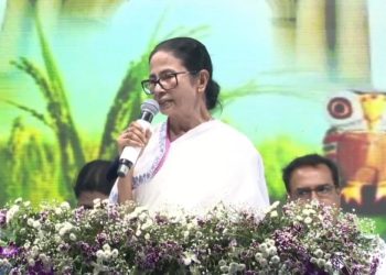 বর্ধমানের প্রশাসনিক সভা থেকে মোদী ও নির্বাচন কমিশনের বিরুদ্ধে তোপ দাগলেন বাংলার মুখ্যমন্ত্রী 