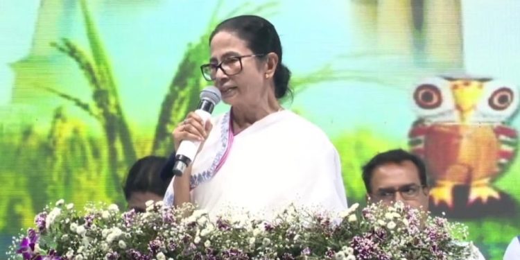 বর্ধমানের প্রশাসনিক সভা থেকে মোদী ও নির্বাচন কমিশনের বিরুদ্ধে তোপ দাগলেন বাংলার মুখ্যমন্ত্রী 