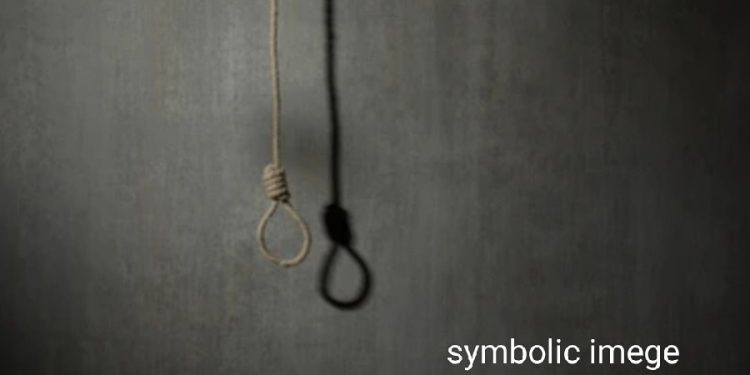 বাবা এলাকার বিশ্বকর্মা পুজো ঘুরিয়ে দেখাতে নিয়ে না যাওয়ায় আত্মঘাতী ষষ্ঠ শ্রেণীর ছাত্র  