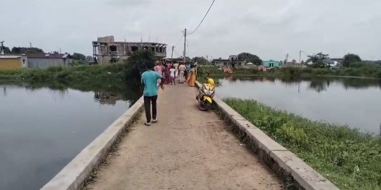 রাতের অন্ধকারে দুই পুকুরের মাঝে রাস্তা দিয়ে যাওয়ার সময় পা পিছলে পড়ে গিয়ে জলে ডুবে যুবকের মৃত্যু  